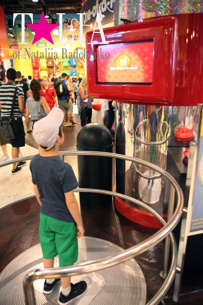 Аттракцион - машина угадывает твой любимый цвет конфет M&M's.